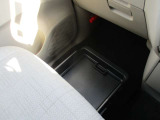 助手席シートアンダーボックス(車検証収納トレイ付)