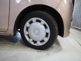 実車は夏用タイヤを装着していますが使用期間が長めとなっています。新品のご購入をお勧めします。