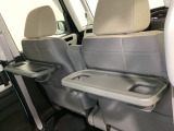 運転席・助手席の背もたれには、2列目シート用にカップホルダー付きの「格納式のシートバックテーブル」を装備しています。休憩時のちょっとした時間などカップを置いたり、小物置きに使えて便利です。