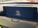 【12.3インチマツダコネクト】車内の雰囲気にマッチした大型ディスプレイ。スマホ接続でのナビ使用やBluetooth再生等、様々な機能が楽しめます。直感的なダイヤル操作が可能で、使い勝手も良好です。
