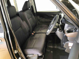 運転席の座面高さを調整できるシートリフターが付いています。フロントシートはベンチシートを採用で、座面も広く使い勝手もいいですよ♪