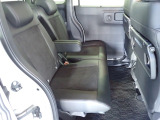 リアシートは足元も広々していて足を組めるほど余裕があります!又背もたれを左右別々に倒せるので長い物でも積めます。