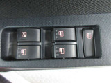 もちろん全席パワーウインドー付。運転席から操作できて便利です。