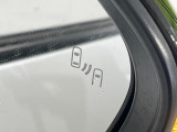 【ブラインドスポットモニター】走行中、ドアミラーの死角になりやすい箇所に後続車が接近するとサイドミラーのレンズに警告を表示!ドライバーに注意喚起をしてくれます。