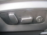 運転席メモリー付きフロント電動シート装備。