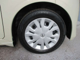 日産純正のホイールキャップが装着されてます。