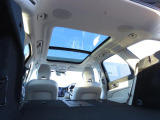 チルトアップ機構付きサンルーフが装備されており開放感があり車内も明るくなりますね。