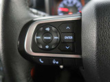 ステアリングスイッチ付き。前方から目を離すことなく操作することが可能です。
