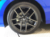 【アルミホイール】純正アルミホイール装備!足元を際立たせ、軽快な走りを演出します!印象もアップし、スタイルも引き締まります!スポーティーさの中にラグジュアリーを感じさせるデザインですね♪