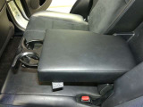 後席のカップホルダーとアームレストです。