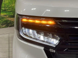 【LEDヘッドライト】悪天候や夜間走行時も良好な視界を確保し安心して運転できる高輝度LEDヘッドライトを装備!点灯速度が早く、消費電力も抑えられています。