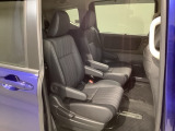 2列目セパレートシートです。左右シートが離れているので開放感が高まります。前席から後席へ移動ができるウォークスルーがとても便利です。