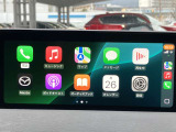 お手元のスマートフォンと接続して頂く事で使用可能な「Apple CarPlay/Android Auto」電話の応答は勿論、メッセージの受信やLINE、音楽接続からナビアプリの使用まで幅広く活躍致します。