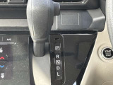 インパネ中央部にシフトレバーが設置されているので、足元が広々していて快適です。