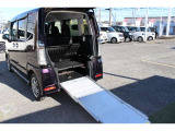 車いす引き込みアルミラダーを引き出した状態です!車いすの乗り入れ操作が楽におこなえます!