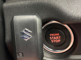 【キーレススタートシステム】カバンやポケットに入れたままでもドアの施錠・解錠が可能なスマートキーを装備。エンジンのオン・オフ時もカギを取り出す必要が無いからとっても便利です♪