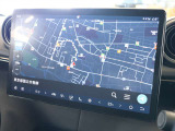 ダッシュボードの中心にありますメインモニターは12.8インチになります ナビゲーションはゼンリン製の地図データになりますので、日本車と同様にお使いいただけます