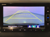 【バックカメラ】運転が苦手な方も車庫入れラクラクです!ギアをリバースに入れれば自動的に切り換わりますので、面倒な操作は不要です♪狭い駐車場もお車を傷つけず安心ですね!