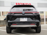 HondaのHマークはシルバーで、青色の縁取りのあるエンブレムです。車名のVEZELとe:HEVのエンブレムも付いています。