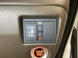 左側電動スライドドアは運転席からでも操作ができるように、ハンドル付近に開閉の操作スイッチが付いています。