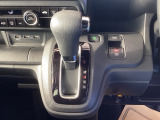 シフトはインパネシフト、パーキングブレーキは電子制御となっています。