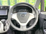 インテリアに合わせたデザインのステアリングは、運転される方のことも考え、運転しやすい形状、大きさです。是非一度、実際に触ってお確かめください。