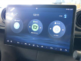 ディスプレイのメイン画面にはナビゲーションやSpotify、ラジオなどのアプリが表示されています スマートフォンのようにアプリを切り替えて操作します