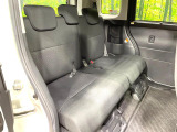 後部座席も気になるようなキズ・汚れやへたり等、大きなダメージはなく、良好な状態です。
