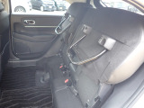◆チップアップ&ダイブダウン機構付【ULTR SEAT】は後席座面を左右分割で跳ね上げることができます。トランクで積載できない背の高い荷物をラクラク収納できます。ホンダ車ならではの人気装備です。