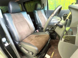 運転席まわりには十分なスペースがあり、大柄な方でもゆったり運転していただける環境です。