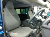 運転席側からの前席ビューです。内装色はブラック系ですので汚れも目立ちにくいです♪