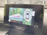 【パノラミックビューモニター】専用のカメラにより、上から見下ろしたような視点で360度クルマの周囲を確認することができます☆死角部分も確認しやすく、狭い場所での切り返しや駐車もスムーズに行えます。