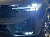 ひときわ印象的なT字型のLEDヘッドライトは、新世代のボルボを象徴するユニークなアイコンとなっています。LEDデイタイム・ランニング・ライトやポジションライト、ウインカーの役割も果たします