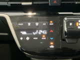段差のないパネルスイッチのオートエアコン付きです。予め温度設定すれば後はセンサーが感知して設定温度を保ってくれますので快適なドライブが楽しめます。雨の日のガラスの曇りもなく安全な運転ができます。