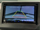 リバースギアに入れるだけで後方の表示へ切り替わります。夜間や雨の日の駐車も楽になりますよ。