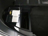 ラゲージ床下へパンク修理キットがあります。