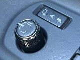 【電動格納ミラー】サイドミラーは電動格納式となっており、狭い駐車場でもキズがつくリスクを抑えられます。
