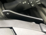 【パドルシフト】ハンドルから手を離さずに素早くシフトアップ&ダウンができるので、エンジンブレーキを使う下り坂や高速道路の合流で加速したい場面で役立ちます。