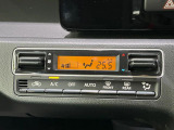 【オートエアコン】一度お好みの温度に設定すれば、車内の温度を検知し風量や温度を自動で調整。暑い&hellip;寒い&hellip;と何度もスイッチ操作をする必要はありません。快適な車内空間には必須の機能ですね♪