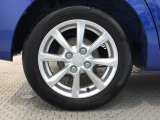 【アルミホイール】純正アルミホイール装備!足元を際立たせ、軽快な走りを演出します!印象もアップし、スタイルも引き締まります!スポーティーさの中にラグジュアリーを感じさせるデザインですね♪