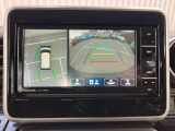360度ビューカメラを搭載。4方の小型カメラの映像を処理し、車両真上からの映像に変換しています。