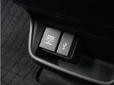 ◆USBチャージャー、12Vの電源ソケット◆使いやすい場所に装備されています。