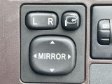 【電動格納ミラー】サイドミラーは電動格納式となっており、狭い駐車場でもキズがつくリスクを抑えられます。