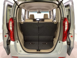 開口部も広く荷物の積み下ろしもしやすいお車となっております。シートの背もたれは5:5の割合で背もたれを可倒でき、前後のシートスライドもできるので荷室をひろげることができます。