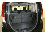 バックドアを上げた状態です。シートのアレンジ次第で荷室のスペースが変わります!用途に合わせて快適な室内を?
