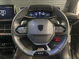 プジョーのステアリグは小口径でi-cockpitが見やすく上下が平行になっているのが特徴です。パドルシフトも付いています。