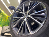 【純正19インチアルミホイール】外観にマッチした純正アルミホイールを装着しております。各種社外アルミホイールや、スタッドレスタイヤも取扱いしております。是非ご相談ください♪