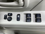 【電動格納ミラー】サイドミラーは電動格納式となっており、狭い駐車場でもキズがつくリスクを抑えられます。