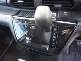 助手席への移動もスムーズにいけるインパネシフトを採用!足元が広々、ゆったり!また小物入れにもこだわりがあります。収納力もお任せ下さい。散らかりがちな車内もスッキリ!