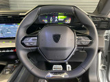プジョーのステアリグは小口径でi-cockpitが見やすく上下が平行になっているのが特徴です。パドルシフトも付いています。